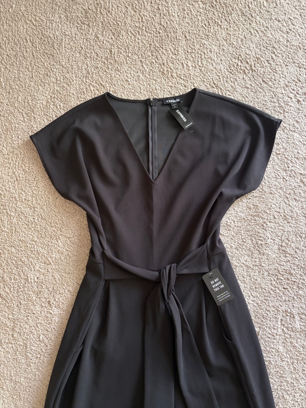 Express Black Women's V-Neck Belted Jumpsuit size M NWT - Picture 3 of 6